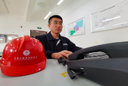 内蒙古超高压供电公司变电治理一处500千伏巨宝庄变电站站长 孙瑞龙