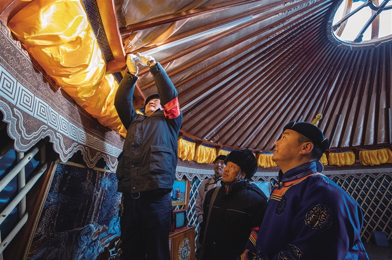 石榴花开别样红   民族团结心连心