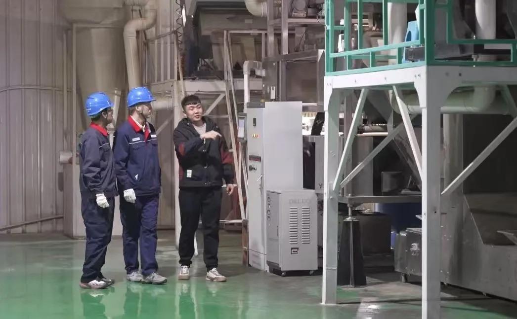 稳稳供电护万家 明亮灯火映笑颜