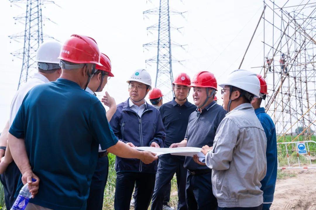 张晓虎在呼和浩特供电公司检查调研重点工程建设事情