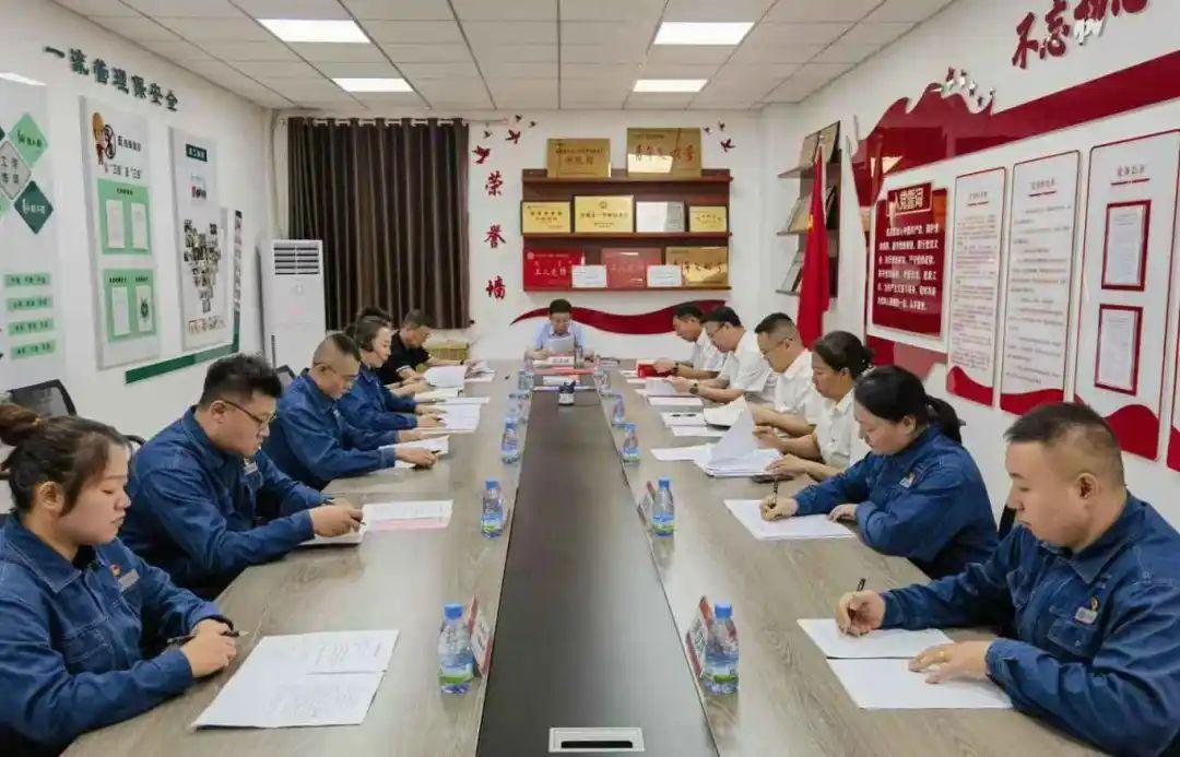 张海峰到呼和浩特供电公司秀水运维站调研指导并加入党小组学习